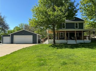 318 Pleasant View Dr, Des Moines, IA 50315