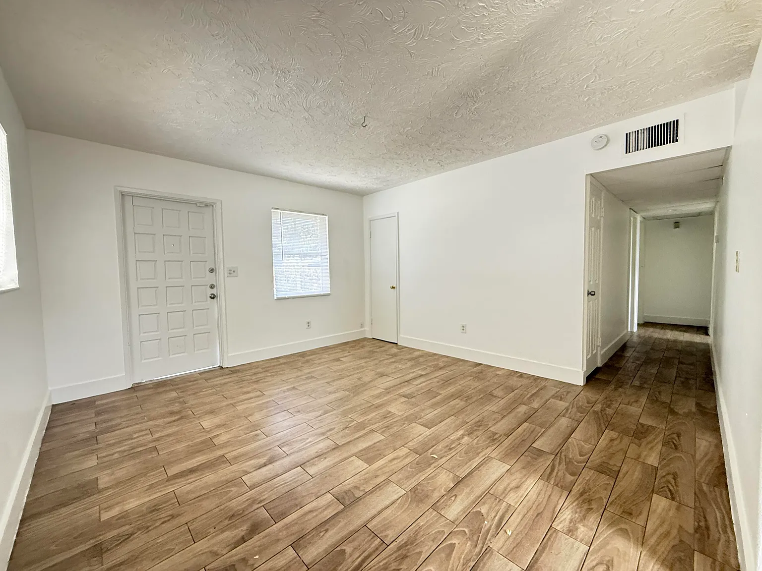 3 bed, 1.0 bath, 912 sqft, $2,399 — Photo 3