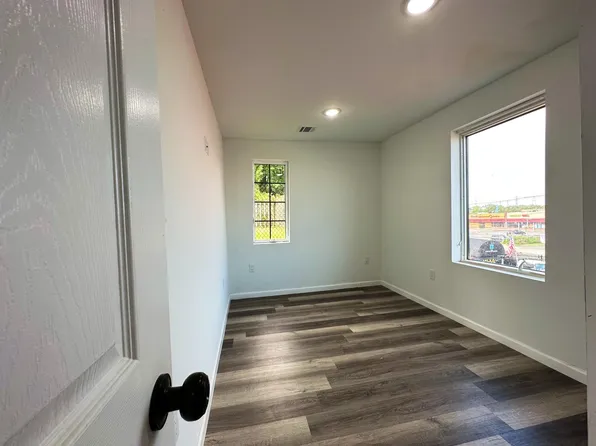 215 Lincoln Street image 14 of 17