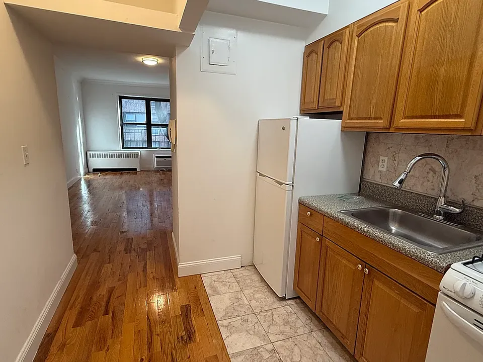 412 E 64th St #3C
