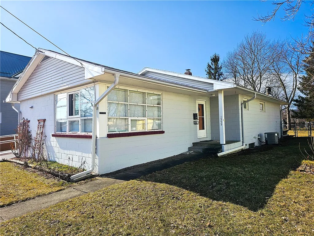 1555 Pratt St photo 1
