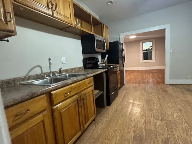 113-115 Laurel Ave — Photo 4