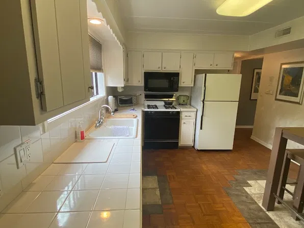 42 E 58th St APT 1S, Westmont, IL 60559