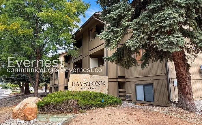 2 bed, 1.0 bath, 966 sqft, $1,297 — Photo 1
