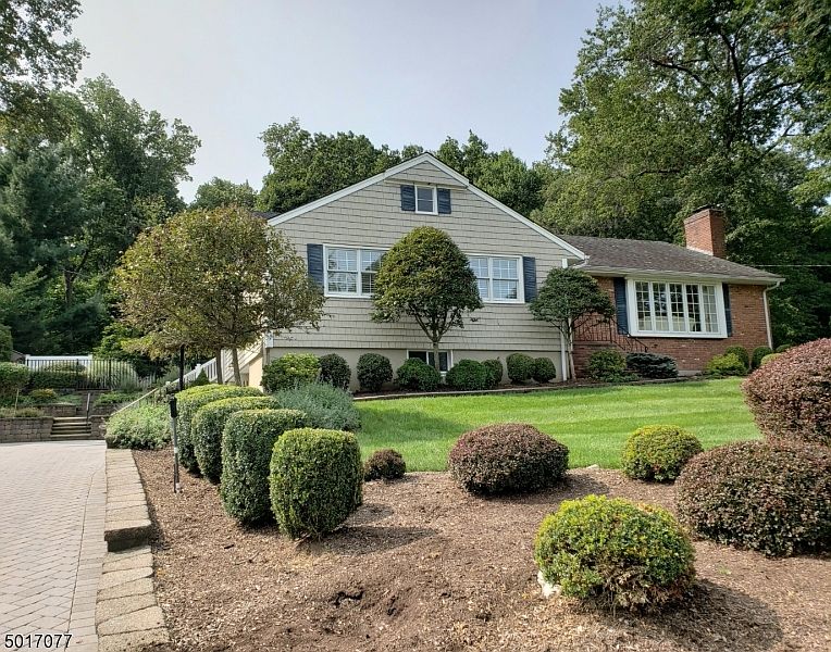 1st image of 10 Hemlock Dr