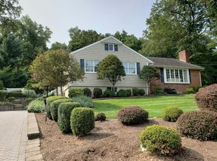 10 Hemlock Dr, North Caldwell, NJ 07006