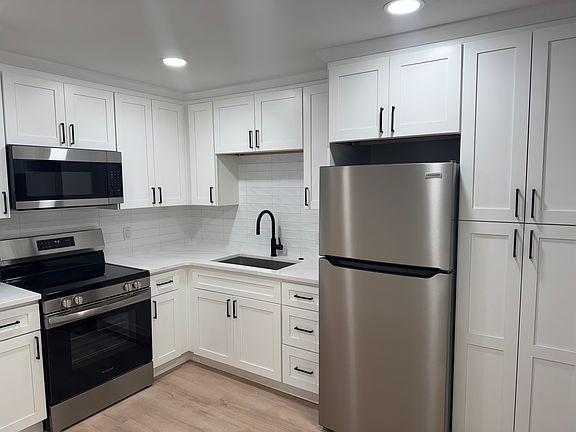 3rd image of 328 Bay Ave