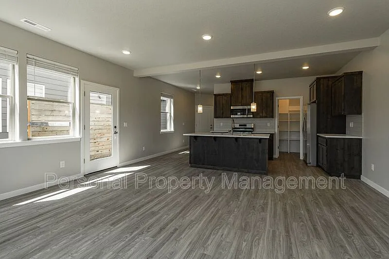 3 bed, 2.5 bath, 1647 sqft, $2,395 — Photo 3