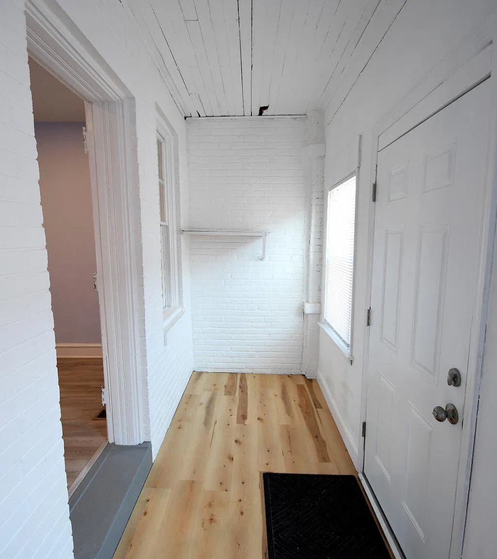 3 bed, 1.0 bath, 910 sqft, $1,550 — Photo 2