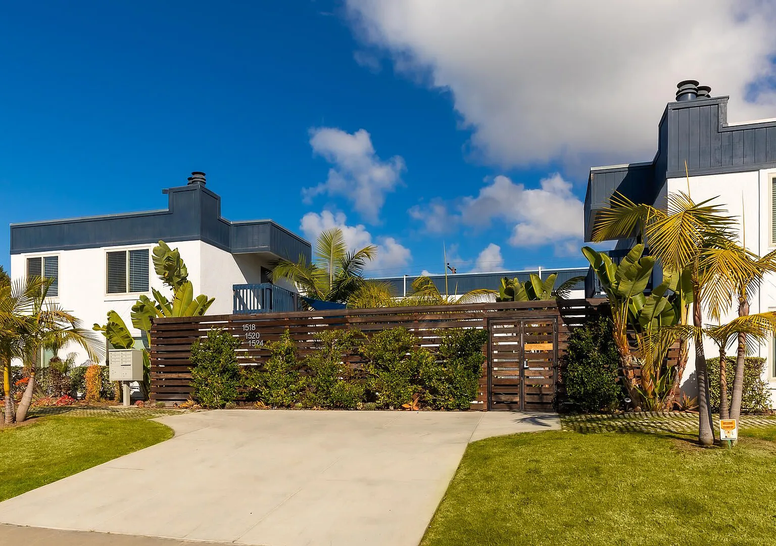 2br/2ba Remodeled Unit W/ 2 Assigned Parking Spots, Fully Gated Complex Available In Pb — Photo 2