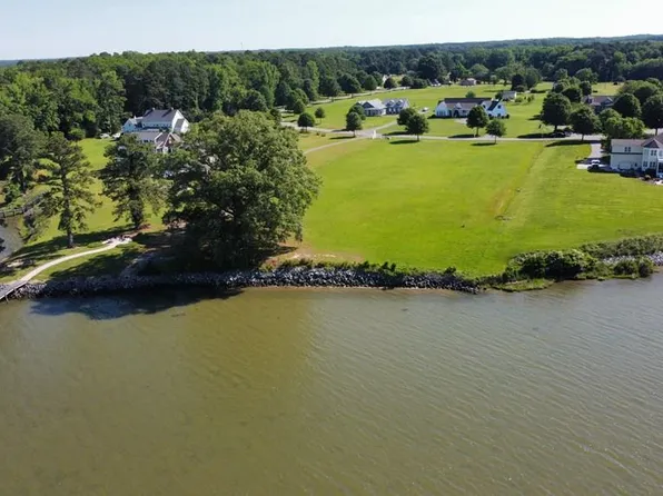 4 River Village Dr, Weems, VA 22576