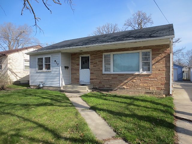 1st image of 812 15th Pl NE