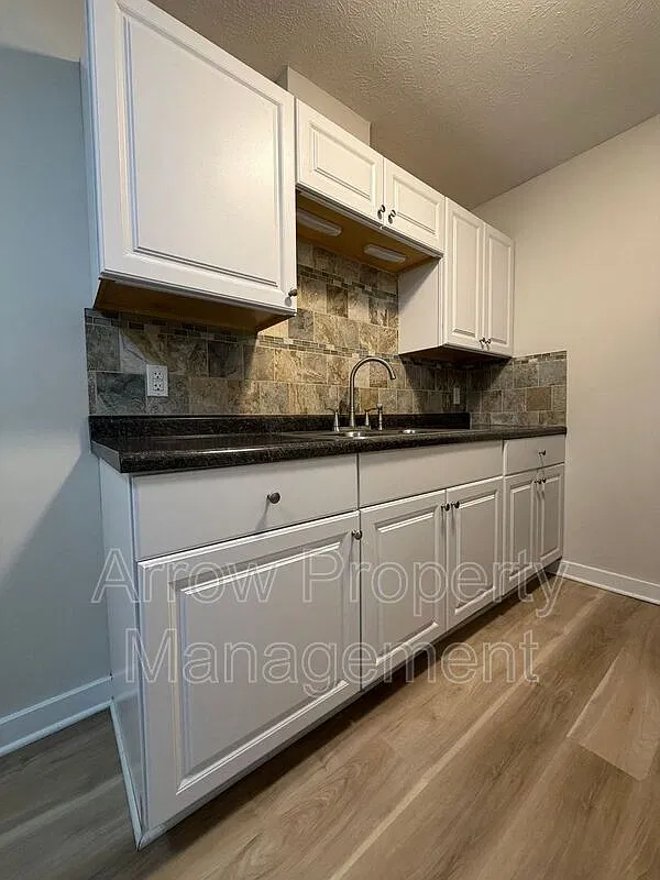 2 bed, 1.0 bath, 732 sqft, $915 — Photo 2