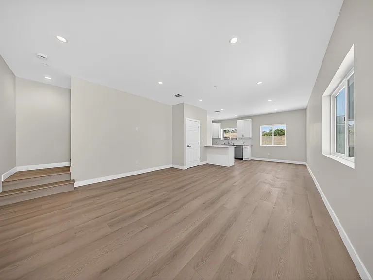 11840 Arminta St — Photo 40