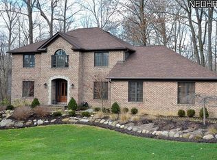 560 Woodbury Dr, Akron, OH