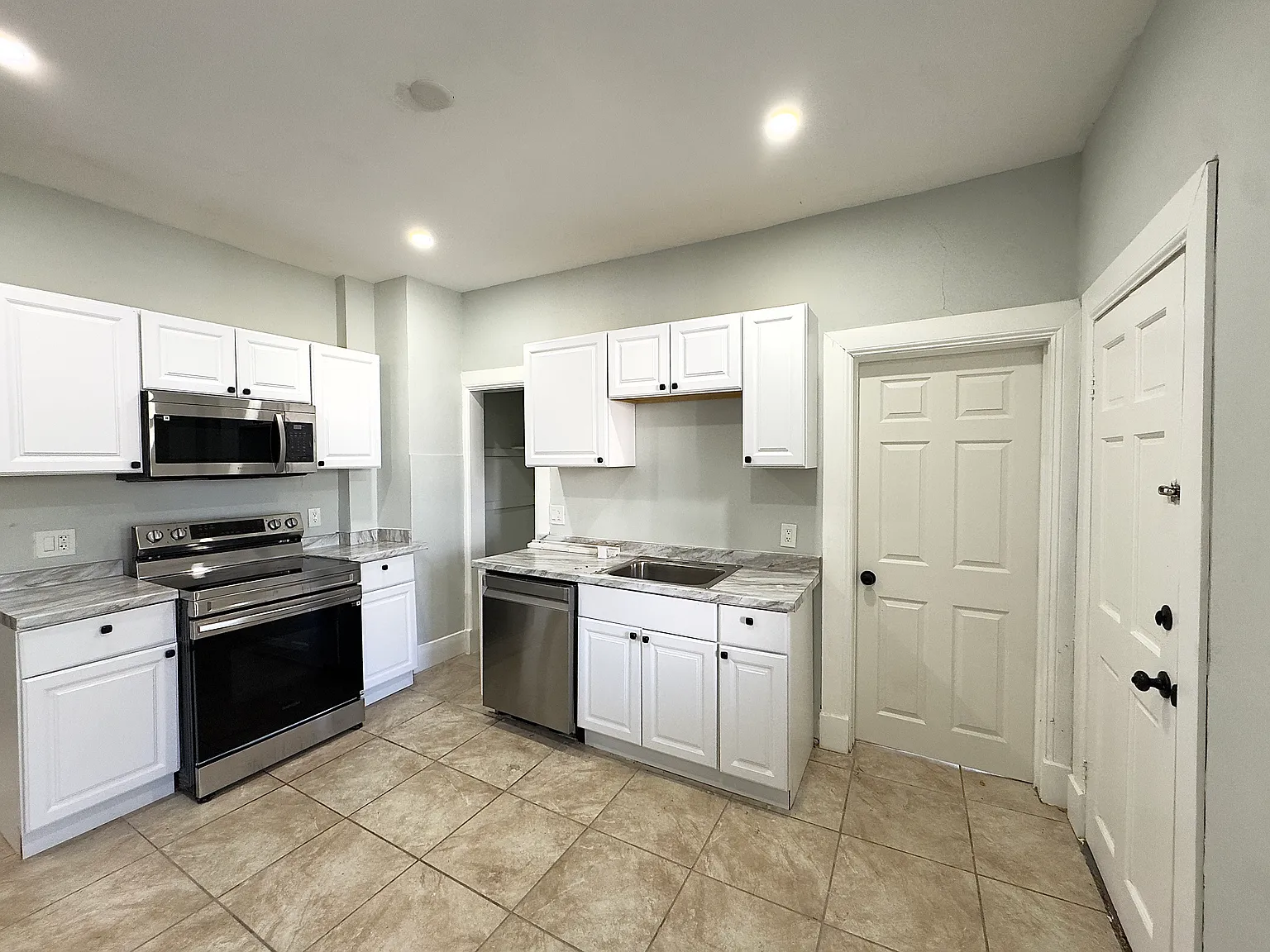 4 bed, 1700 sqft, $4,200 — Photo 2