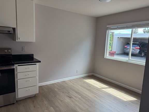 eat-in kitchen