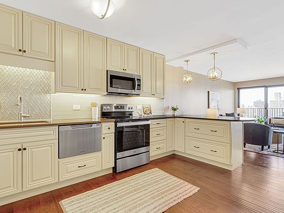 5th image of 2020 N Lincoln Park W APT 18C