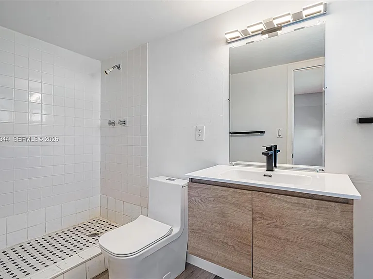 15205 NE 6th Ave #D305 — Photo 13