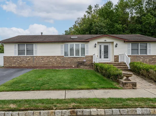 18 Parkview Way, Manalapan, NJ 07726