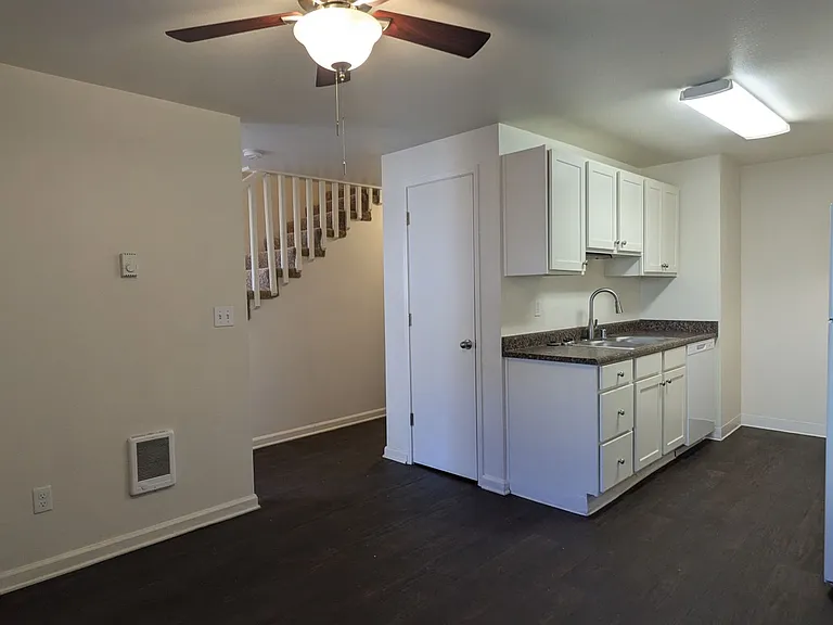 Royal Crest Townhomes — Photo 7