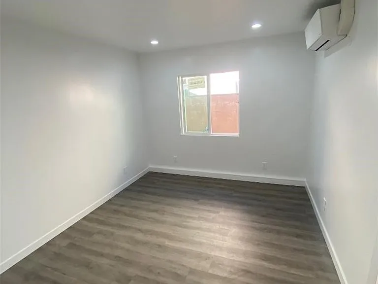 19807 Blythe St — Photo 13