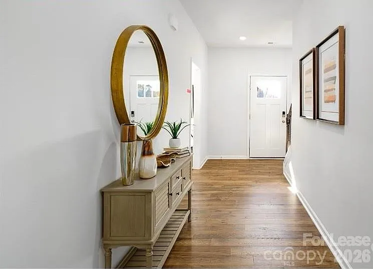 1720 Vanderlyn St — Photo 2