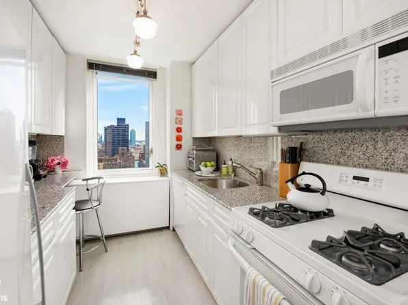 245 East 54th Street image 5 of 10