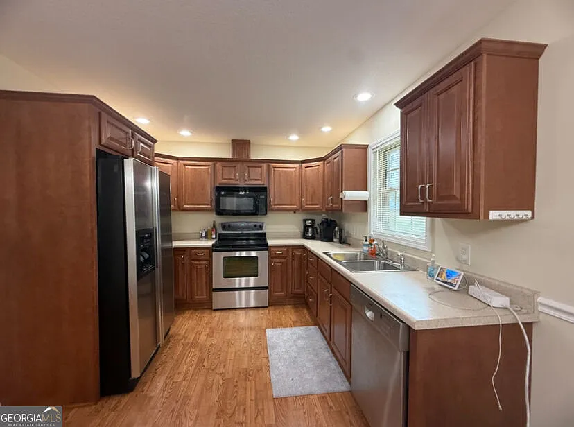 3 bed, 2.0 bath, 1556 sqft, $2,300 — Photo 3