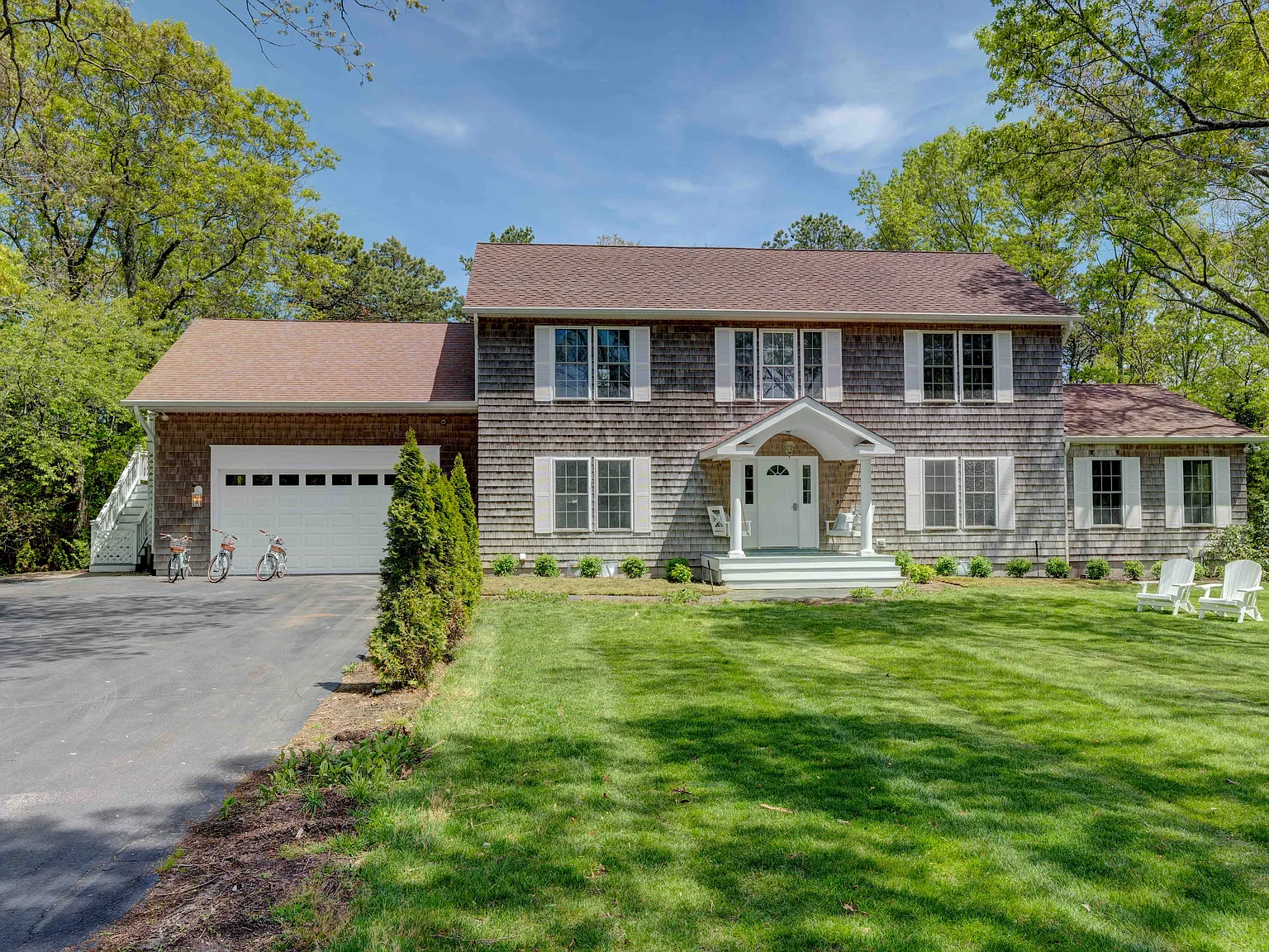 Newly Renovated Hamptons Home with Movie Theater, Pool, Gameroom — Photo 2