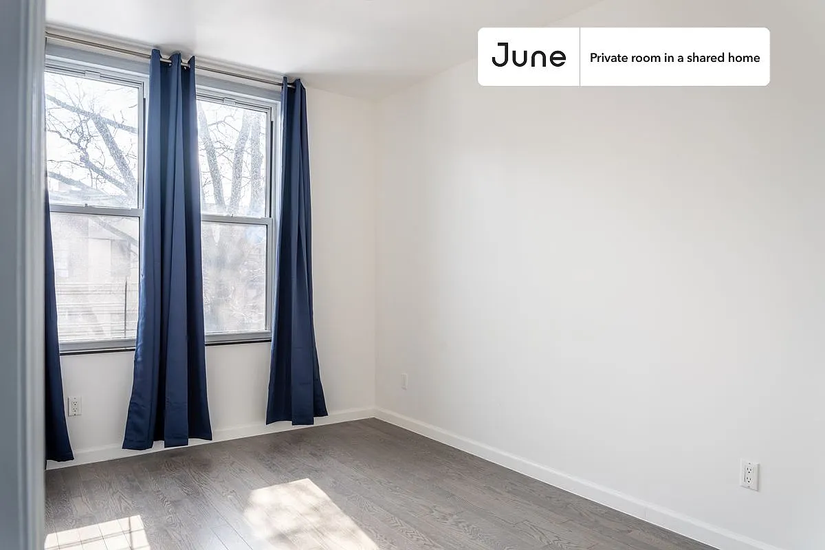 Queen bedroom in 4 bed/2 bath home in Astoria #979 C — Photo 4