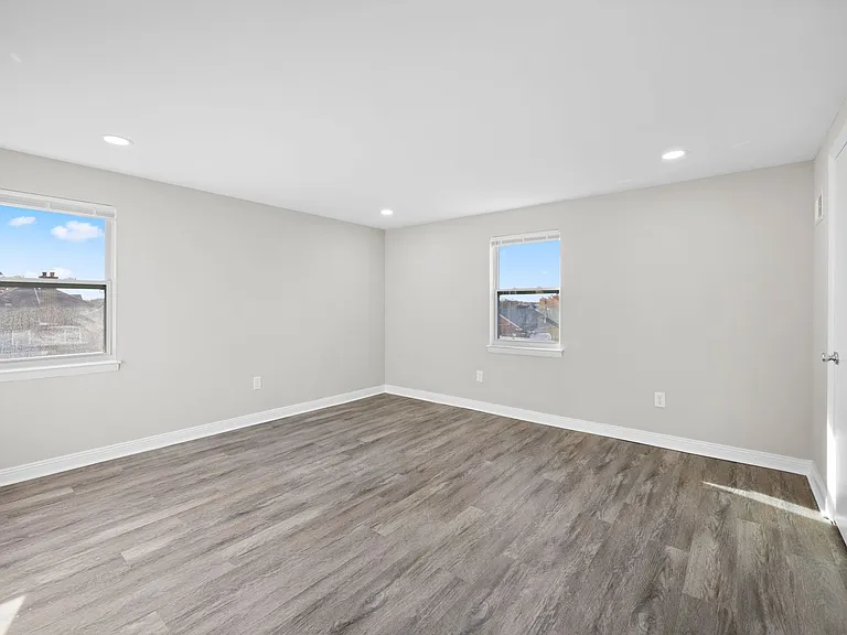 20 E Monument Ave — Photo 12