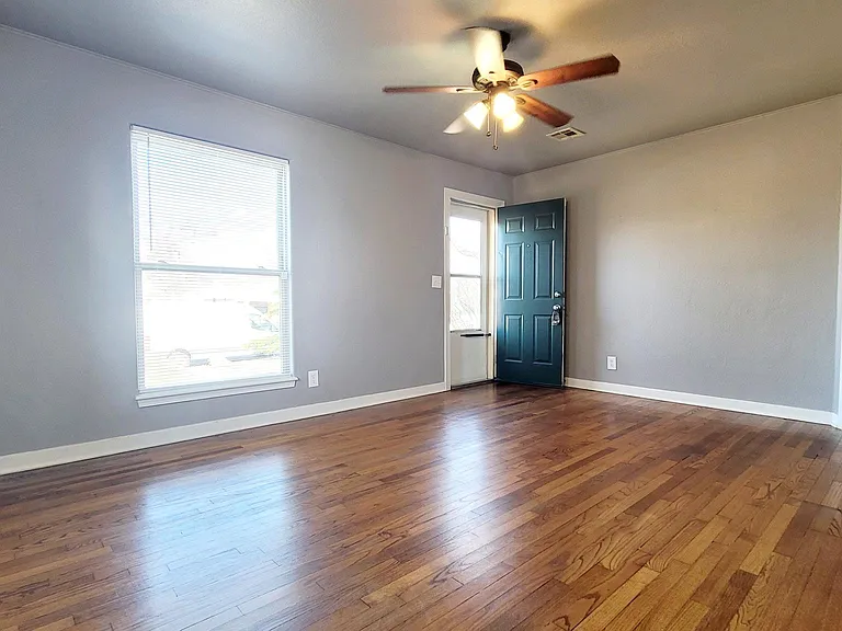 300 E Kittyhawk Dr — Photo 2