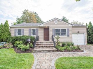 90 Knickerbocker Rd N, Plainview, NY 11803