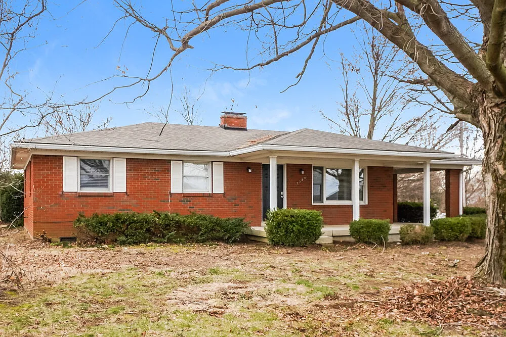 3 bed, 1.5 bath, 1218 sqft, $1,725 — Photo 1