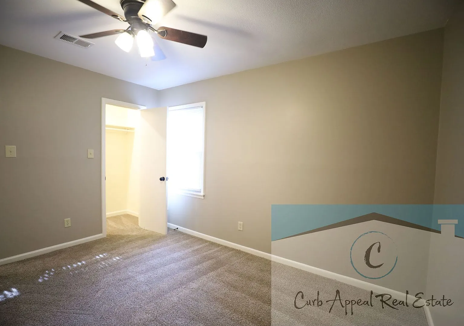 Recently renovated 3 bed 1 bath home with fenced yard!! — Photo 3