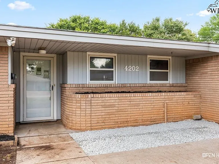 4202 Meadowbrook Dr — Photo 3