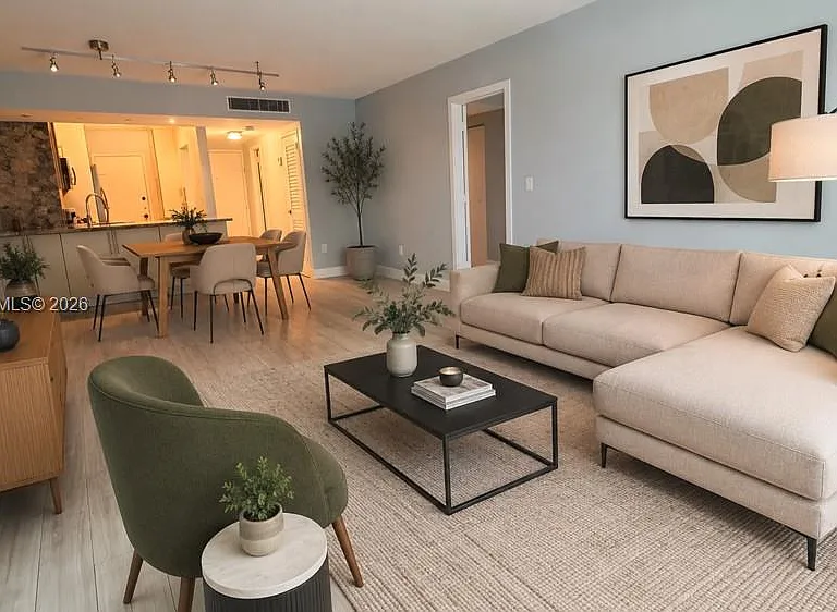 2899 Collins Ave #724 — Photo 2