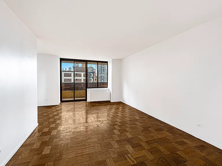 311 E 38th St #14C — Photo 2