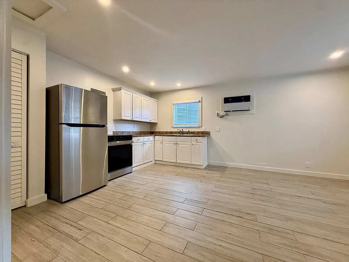 Building Photo - 1215 NE 17th Ave #6