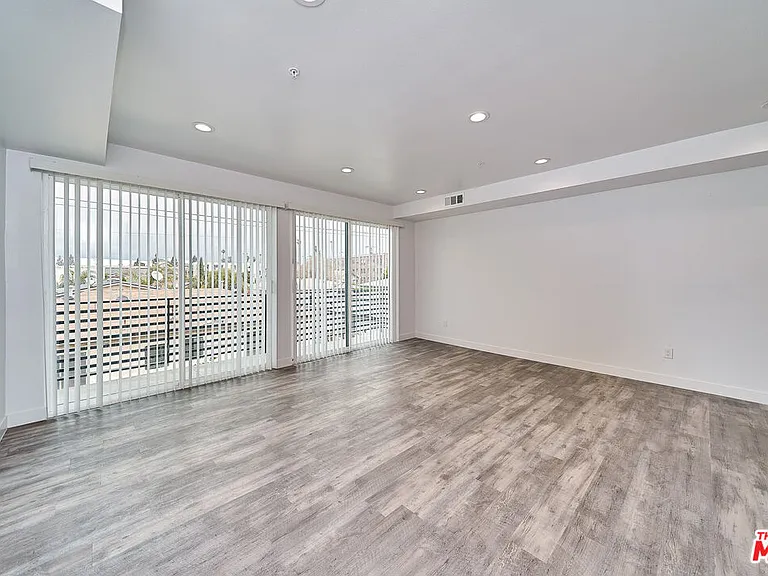 601 W 41st Pl — Photo 8