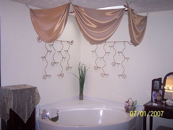 Master Bath w/ Garden Tub