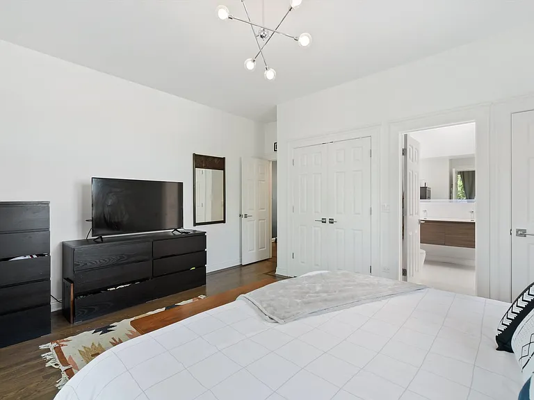 2027 W Race Ave #2W — Photo 10