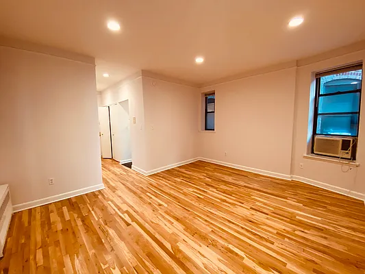 Rented by Metropolis Real Estate of Manhattan | media 7