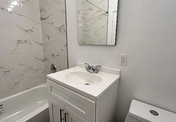 5th image of 247 E 52nd St APT 5D
