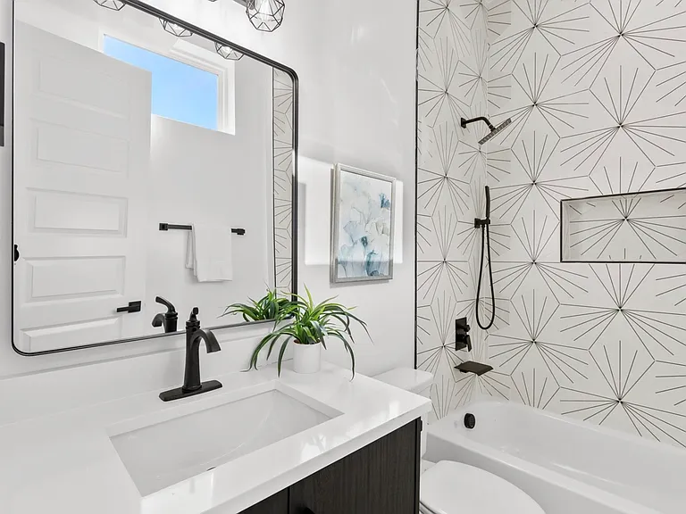 723 W 10th St #108 — Photo 23