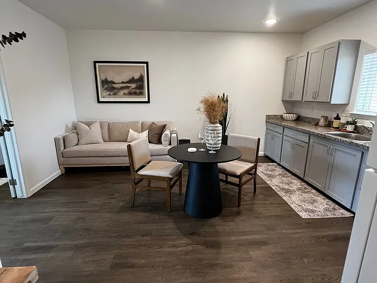 864 Pioneer St — Photo 26