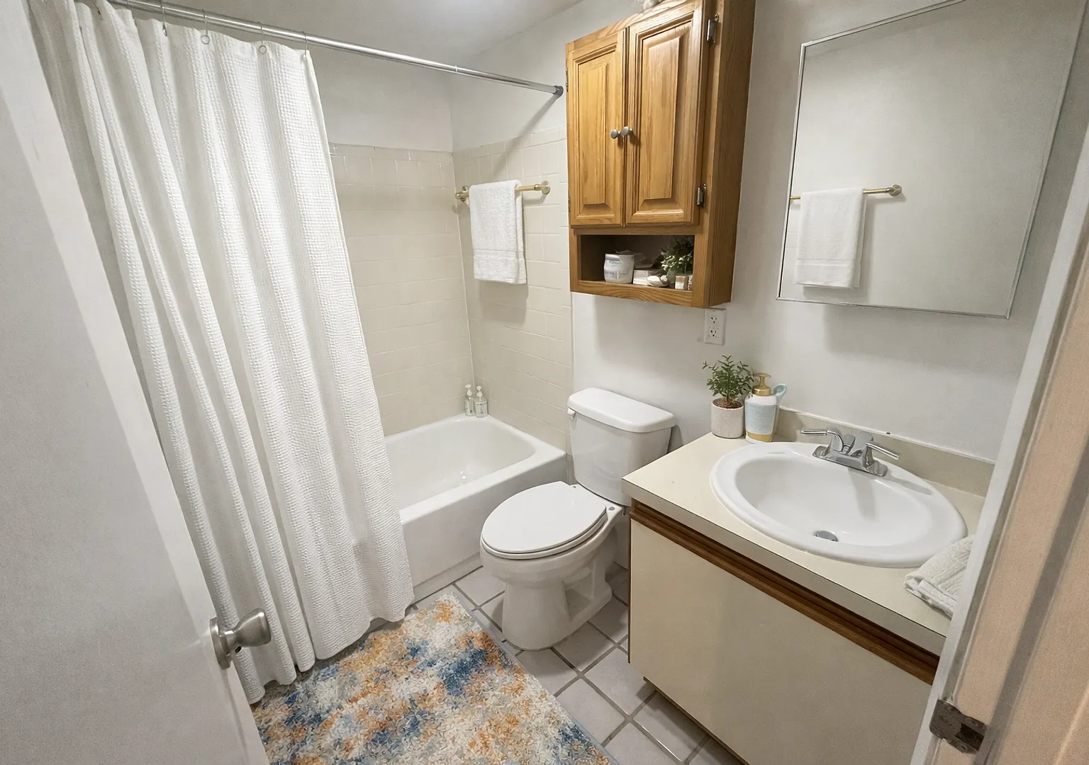 True 1 Bedroom Overlooking Doak Campbell — Photo 4