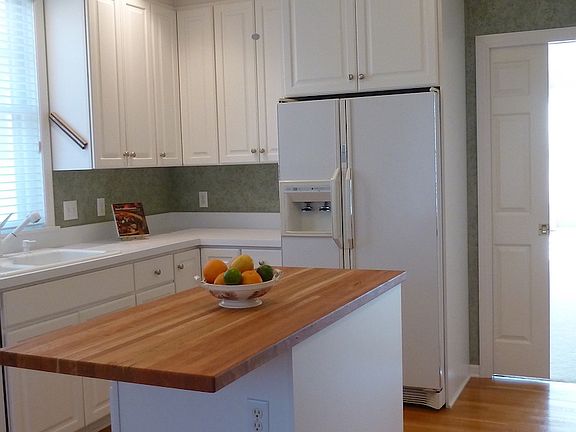 Pocket door to liv/din rms