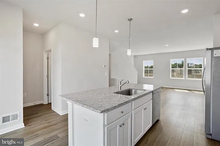 3 bed, 1708 sqft, $1,950 — Photo 4